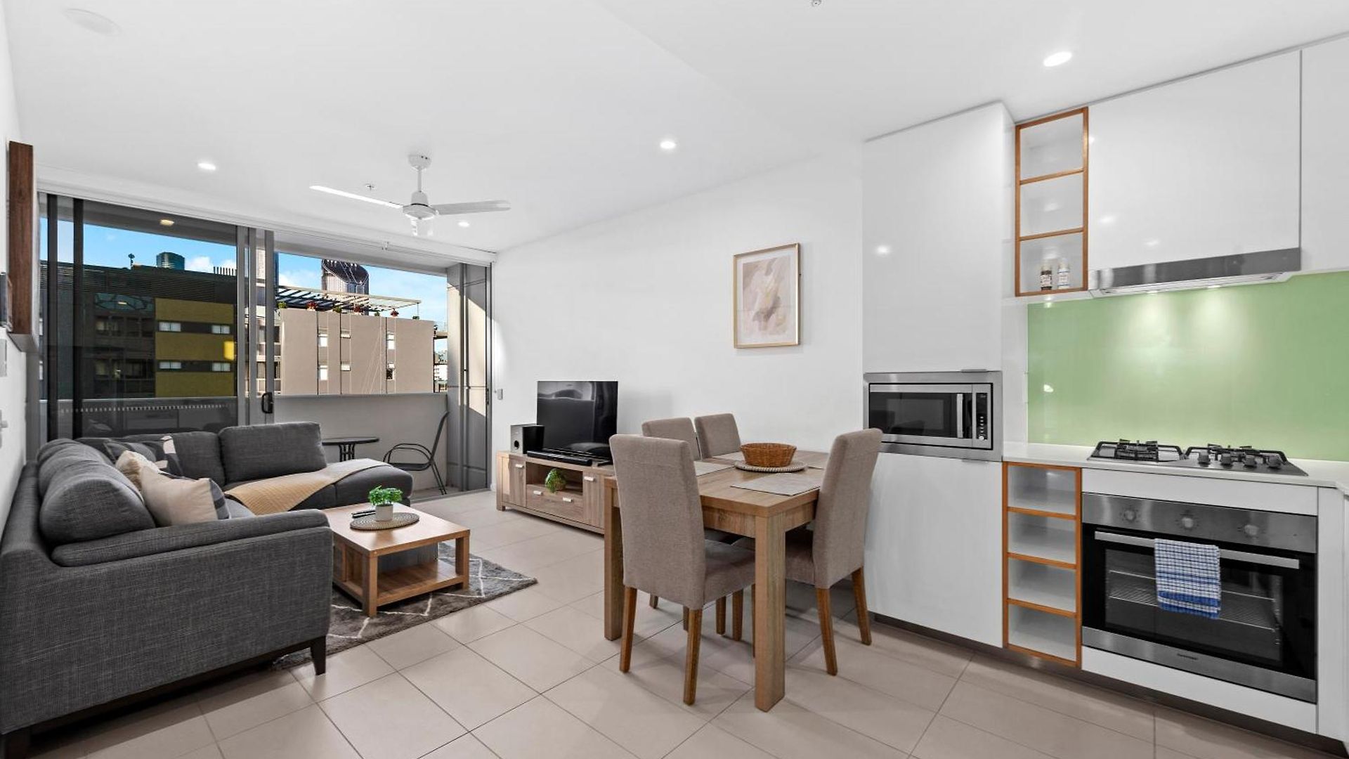 Apartment Bright & Spacious With Pool, Parking =& Wi-fi *