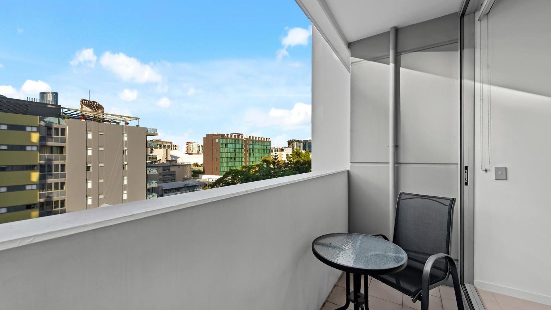 Bright & Spacious With Pool, Parking =& Wi-fi *