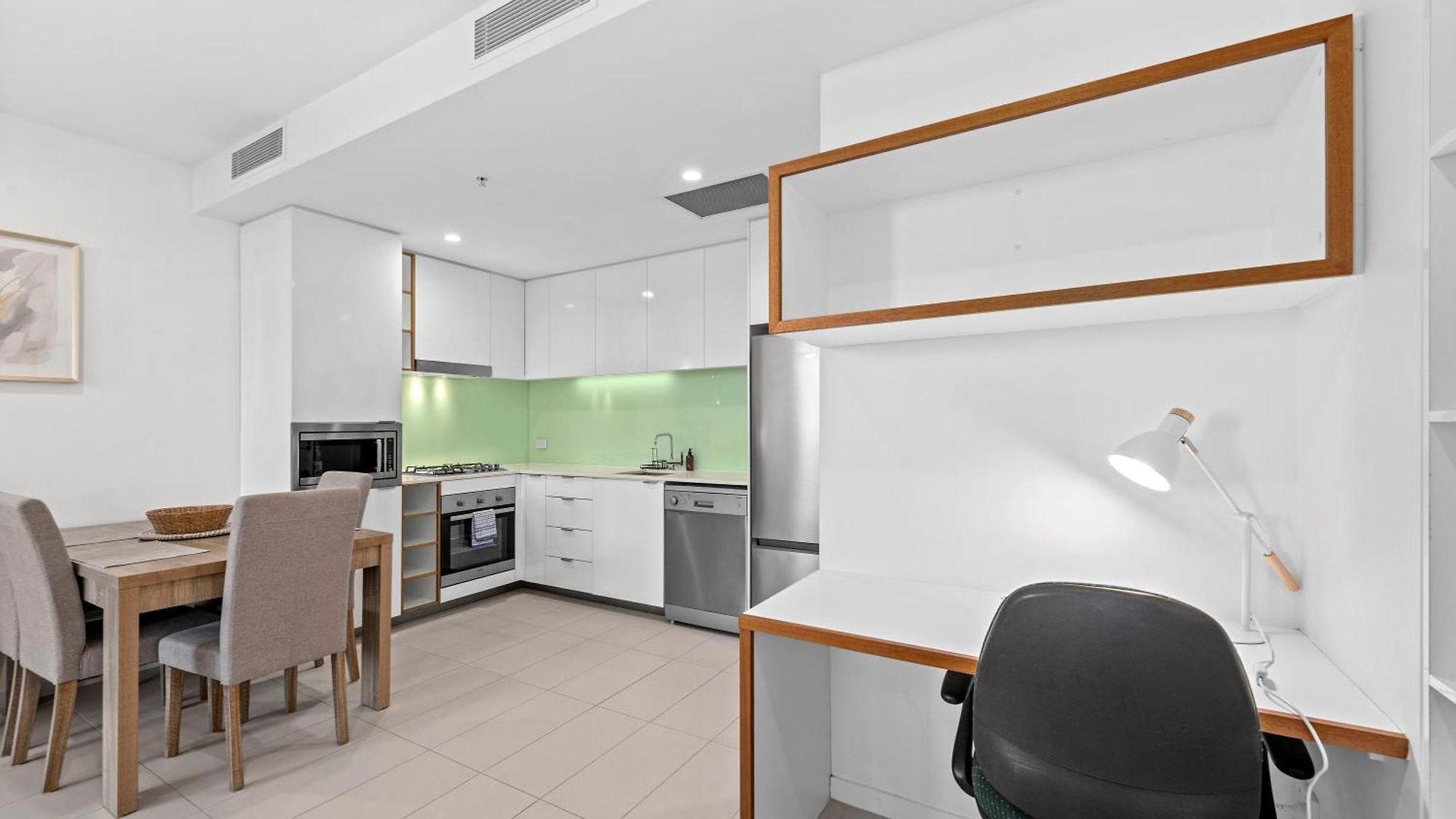 Apartment Bright & Spacious With Pool, Parking =& Wi-fi