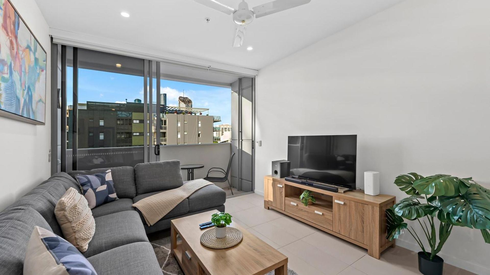 Bright & Spacious With Pool, Parking =& Wi-fi Apartment *
