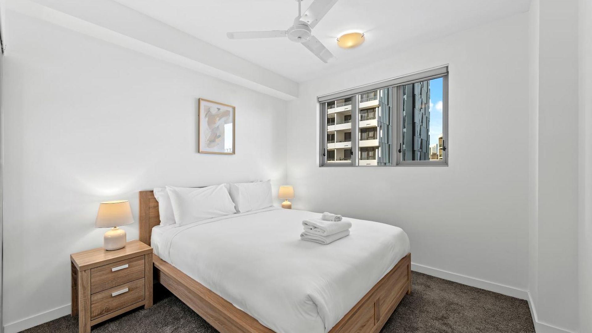 Bright & Spacious With Pool, Parking =& Wi-fi Apartment Brisbane