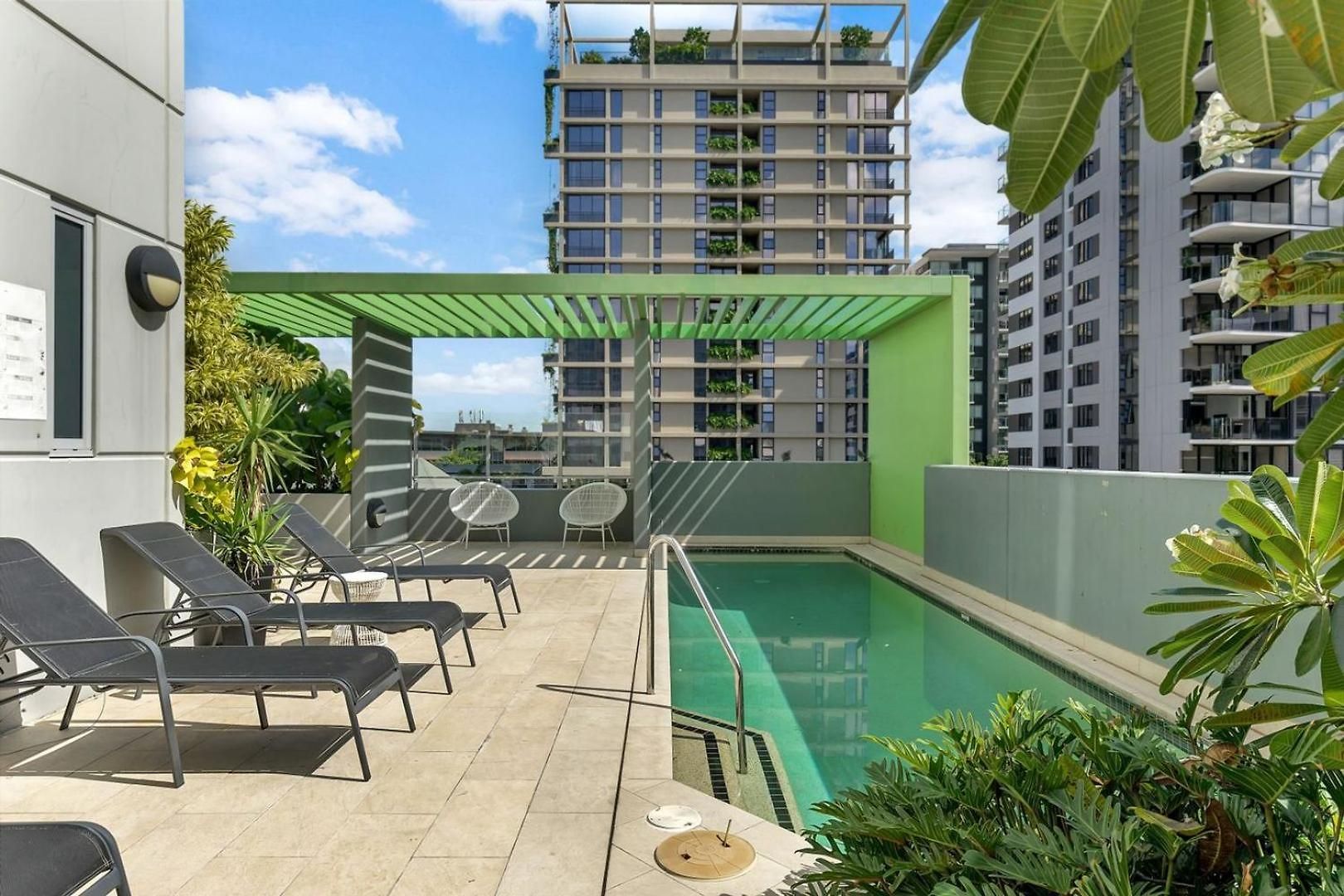 Bright & Spacious With Pool, Parking =& Wi-fi * Brisbane