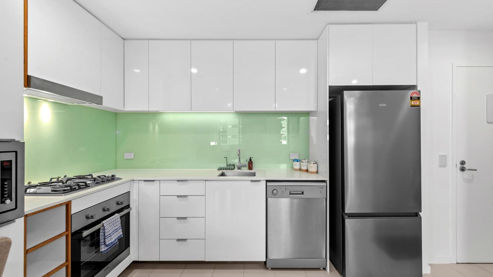 Bright & Spacious With Pool, Parking =& Wi-fi