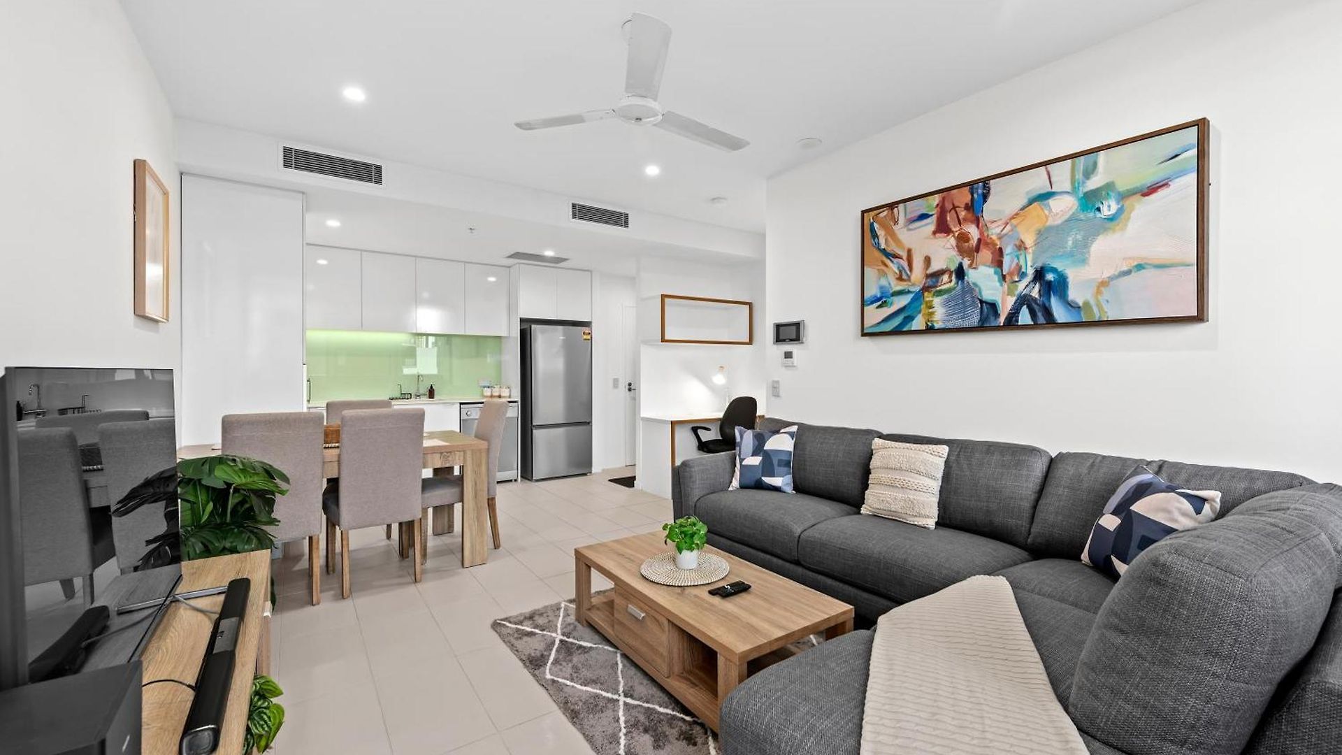 Bright & Spacious With Pool, Parking =& Wi-fi Apartment