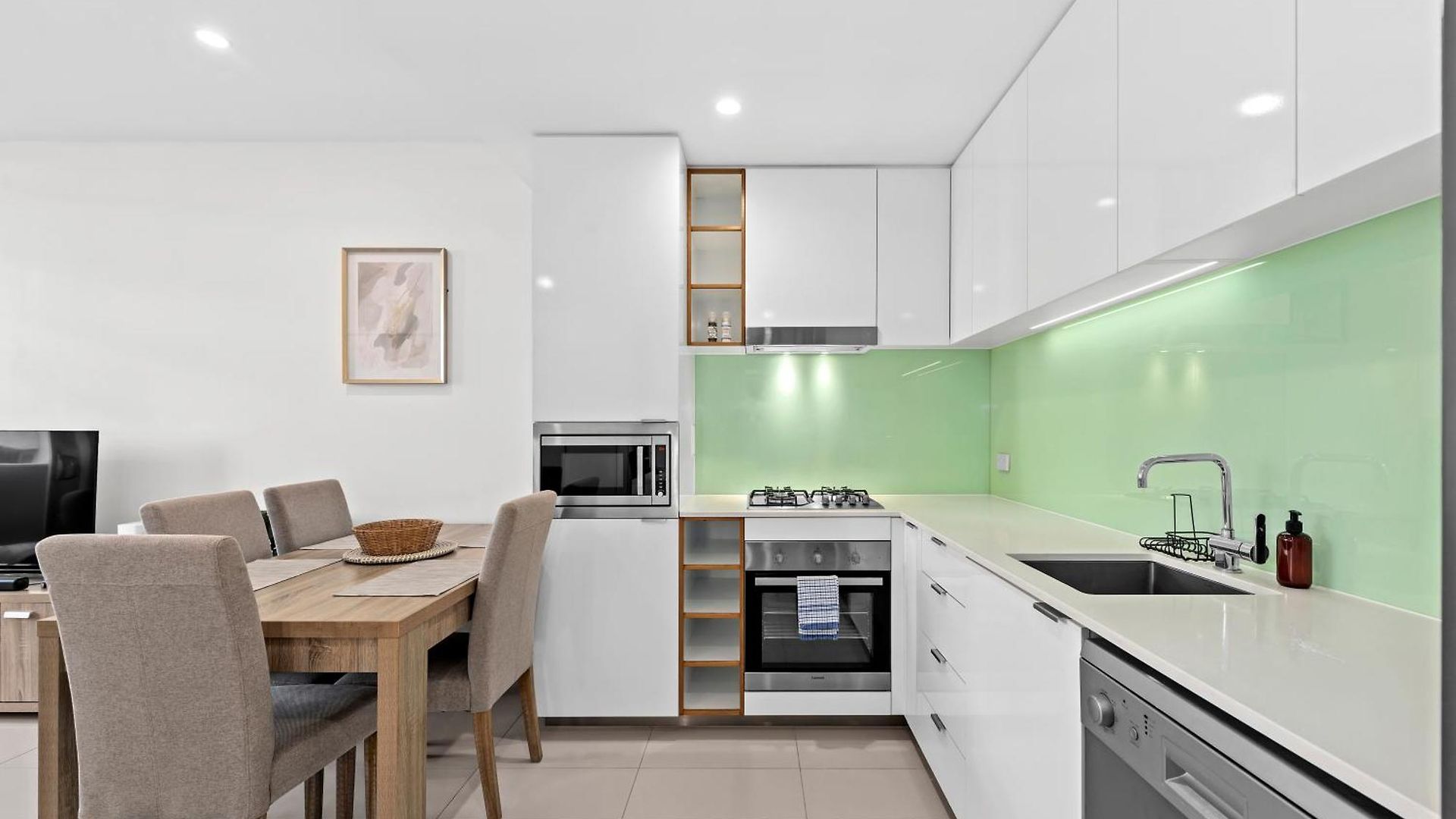 Bright & Spacious With Pool, Parking =& Wi-fi