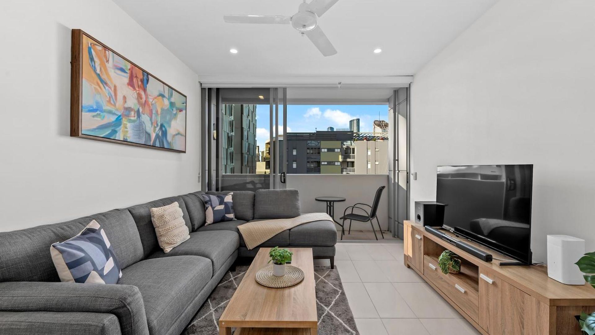 Bright & Spacious With Pool, Parking =& Wi-fi Apartment Brisbane