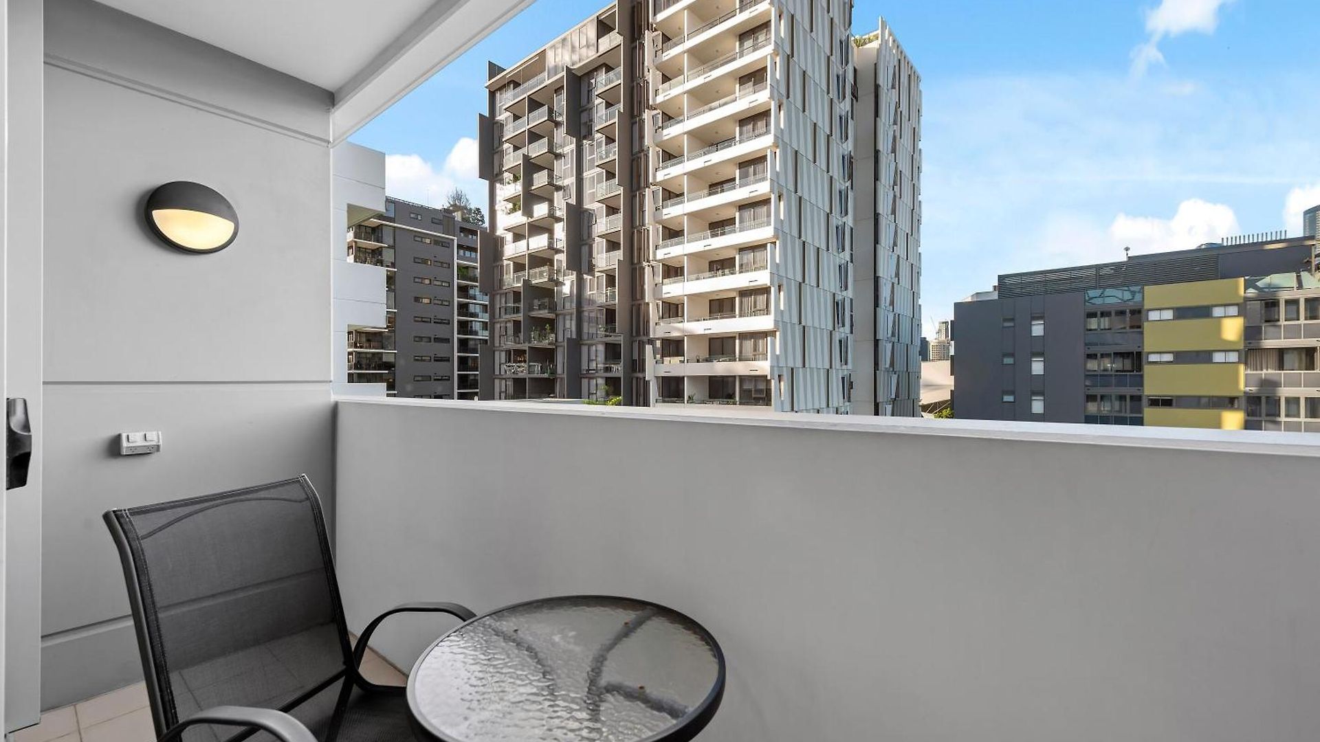 Apartment Bright & Spacious With Pool, Parking =& Wi-fi Brisbane