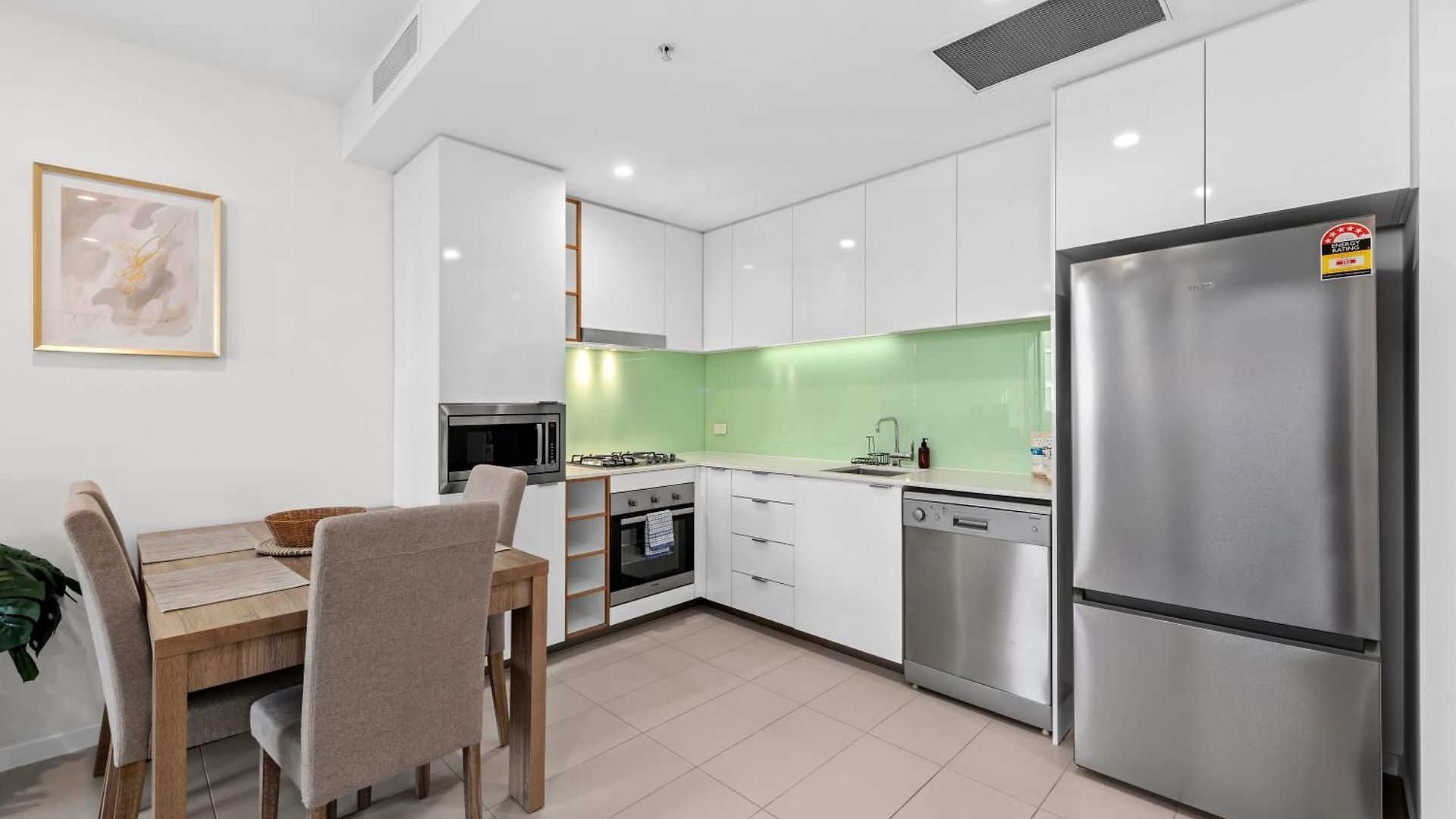 Bright & Spacious With Pool, Parking =& Wi-fi *
