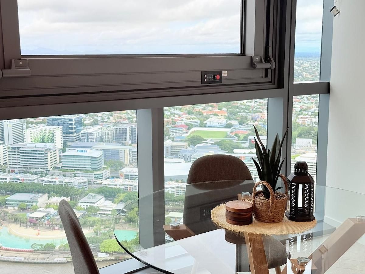 Chic 1 Bed And Sofa Bed With Views And Pool At Qwr Apartment
