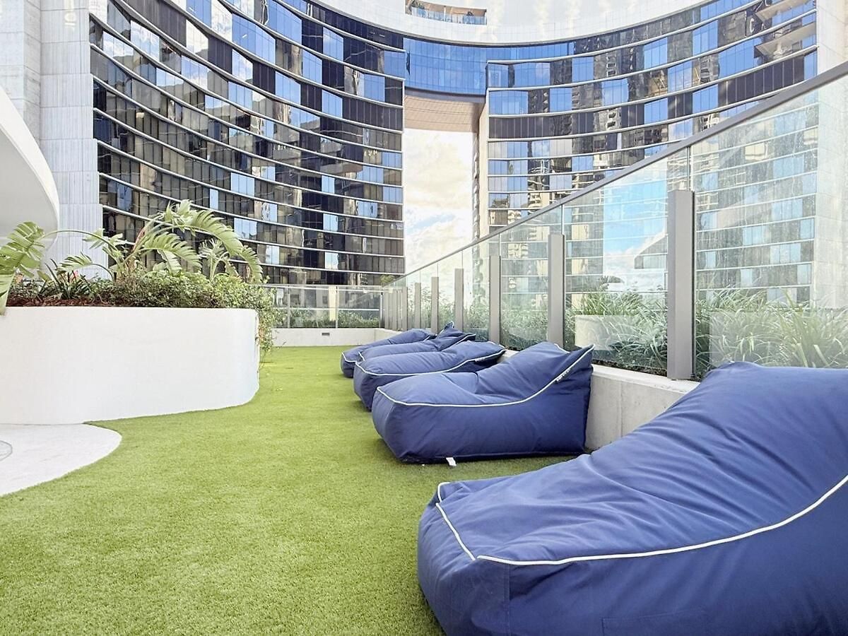Chic 1 Bed And Sofa Bed With Views And Pool At Qwr *
