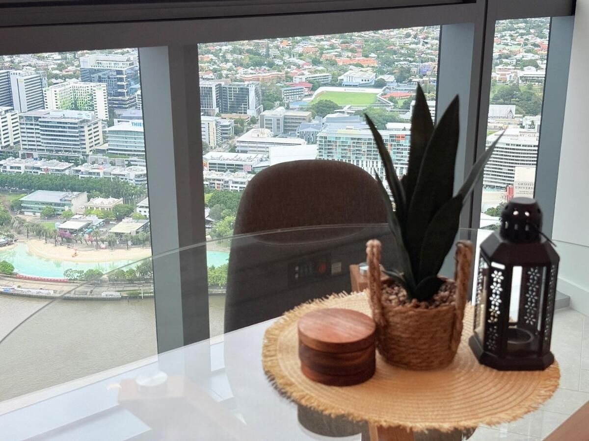 Chic 1 Bed And Sofa Bed With Views And Pool At Qwr Apartment