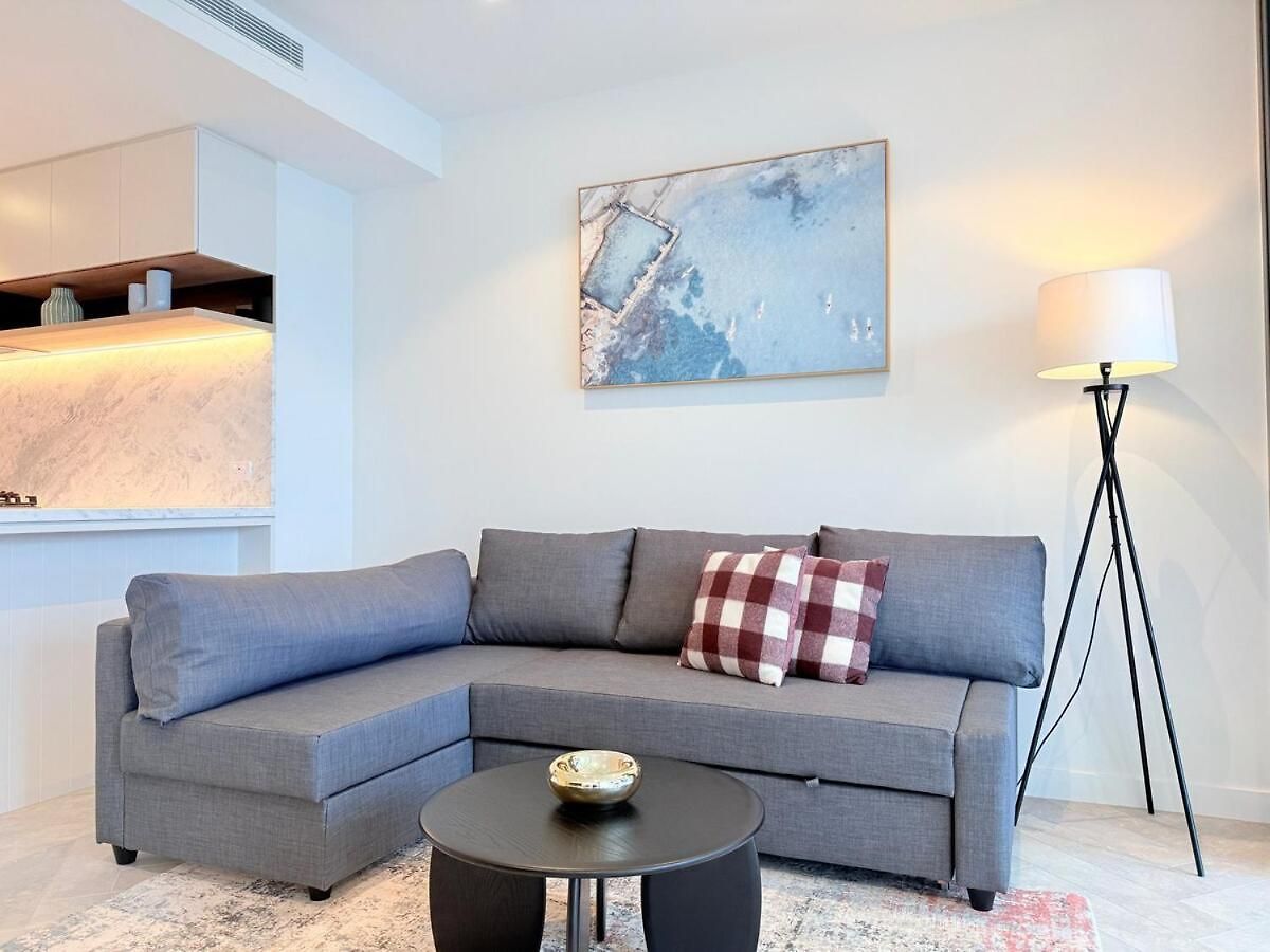 Chic 1 Bed And Sofa Bed With Views And Pool At Qwr