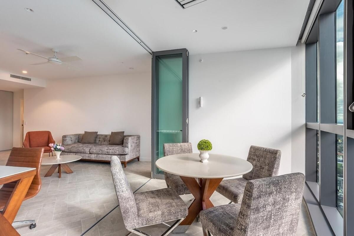 River View 2-bedroom With Parking Apartment *