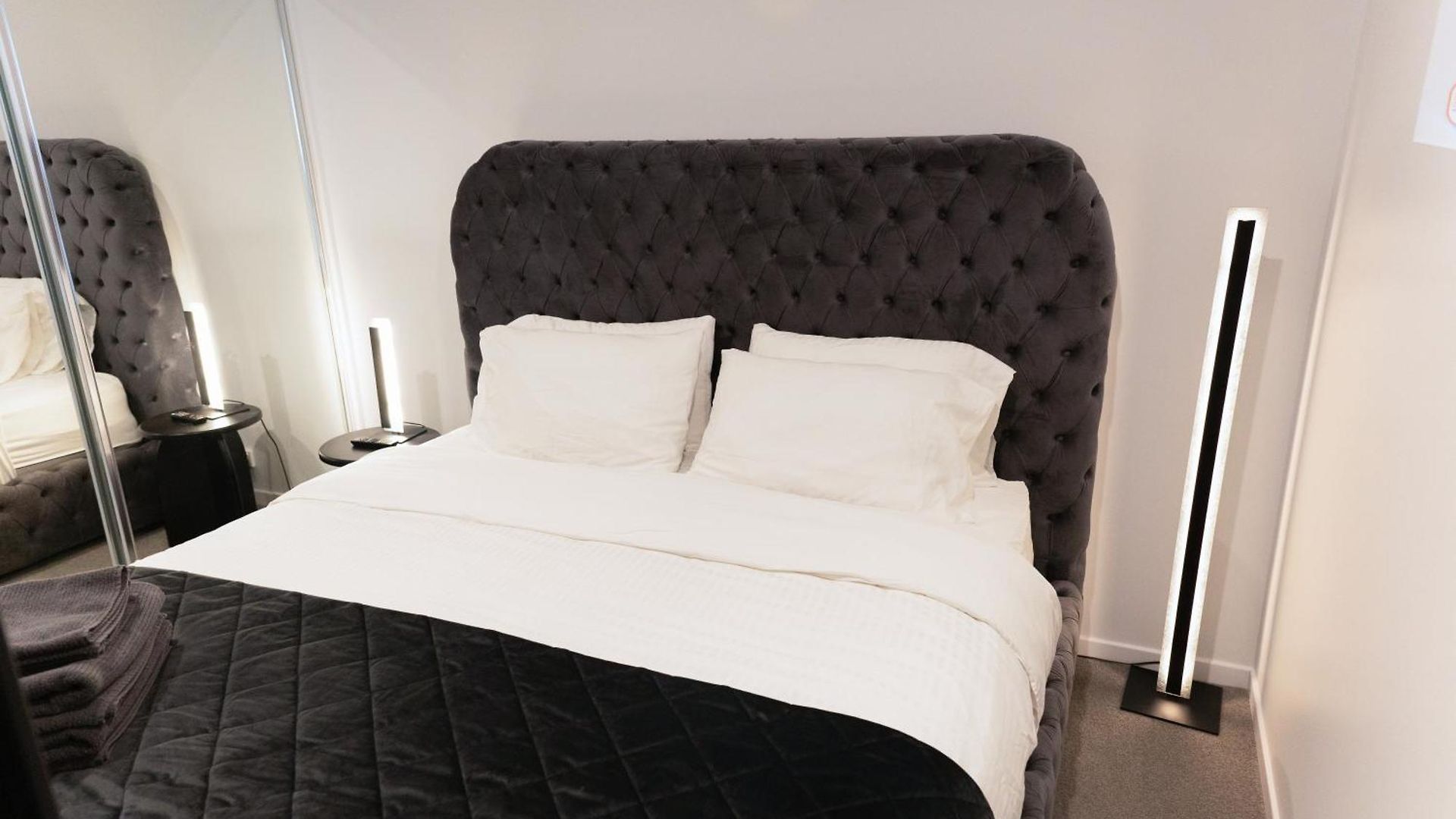 Apartment New With River View & Parking *