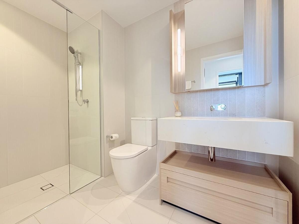 1 Bed And Sofa Bed Riverfront Retreat With Pool At Qwr Apartment