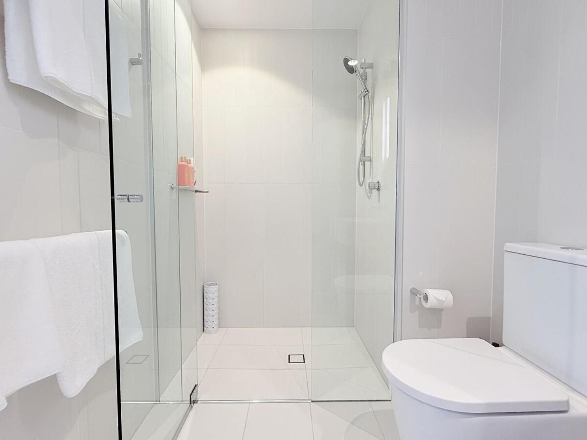 1 Bed And Sofa Bed Riverfront Retreat With Pool At Qwr Apartment