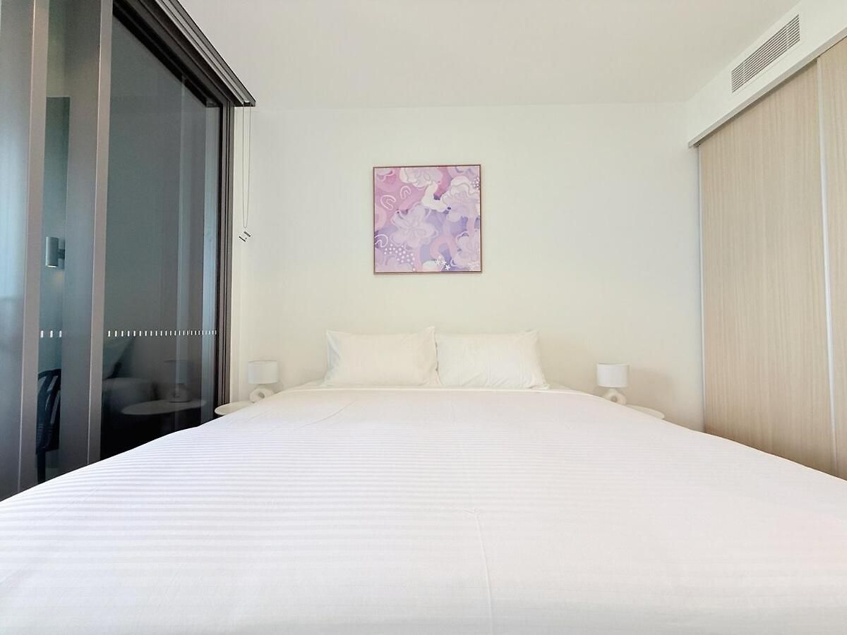 1 Bed And Sofa Bed Riverfront Retreat With Pool At Qwr Apartment *