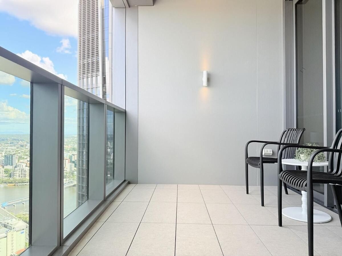 Apartment 1 Bed And Sofa Bed Riverfront Retreat With Pool At Qwr *