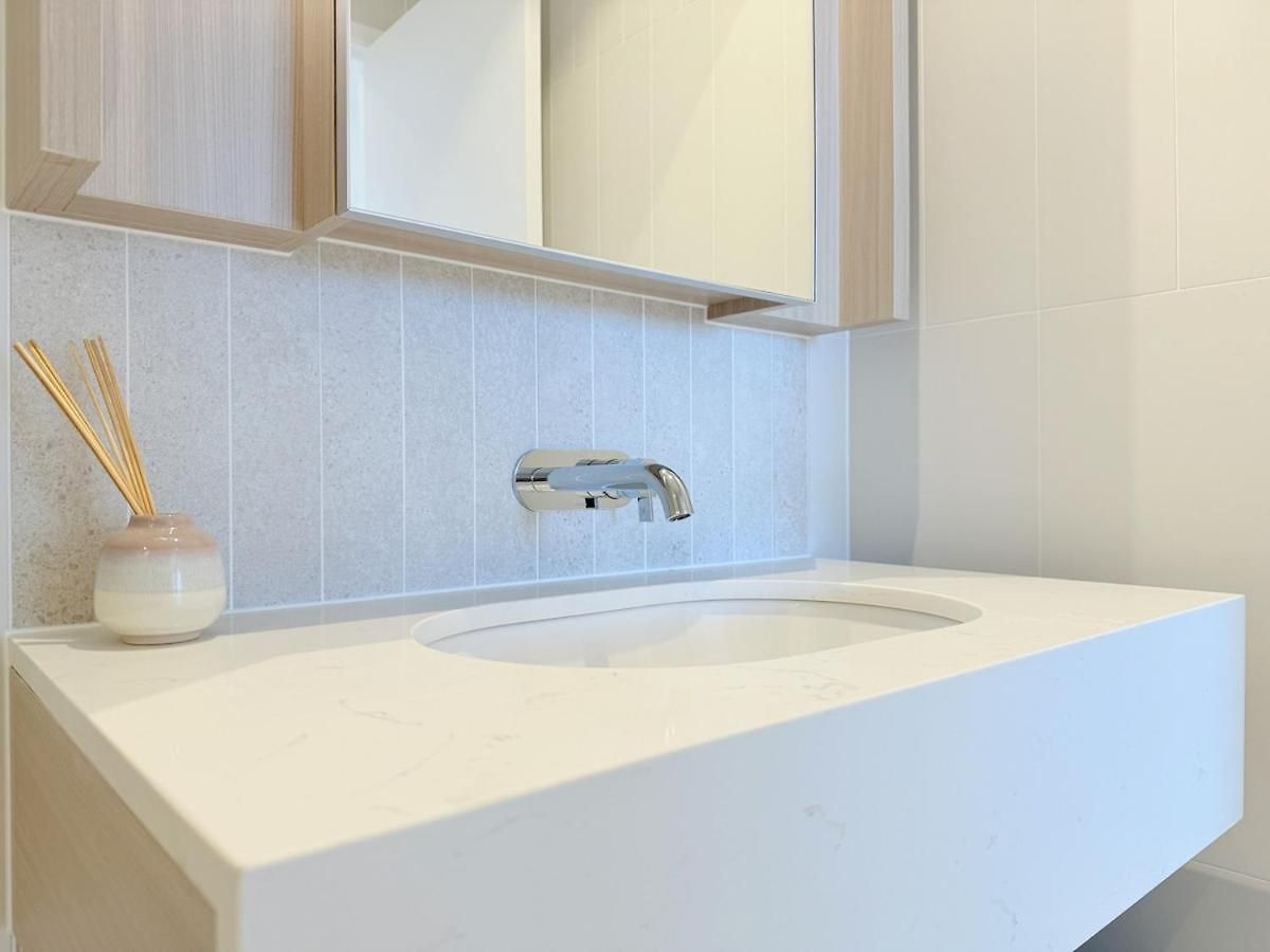 1 Bed And Sofa Bed Riverfront Retreat With Pool At Qwr Apartment