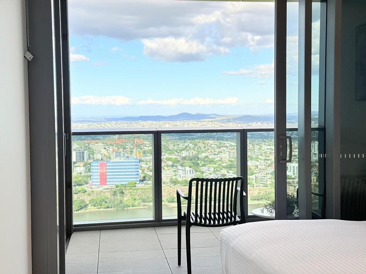 1 Bed And Sofa Bed Riverfront Retreat With Pool At Qwr Apartment