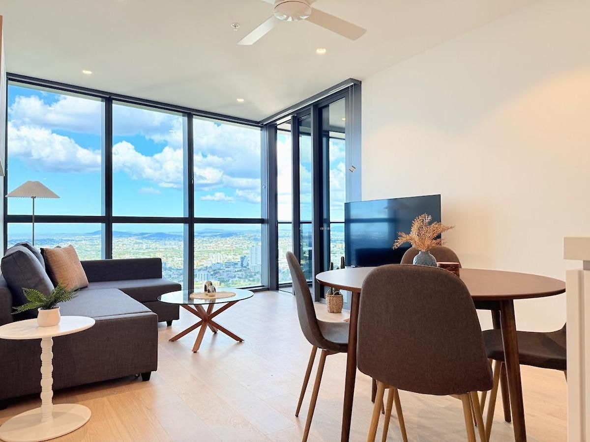 1 Bed And Sofa Bed Riverfront Retreat With Pool At Qwr Apartment