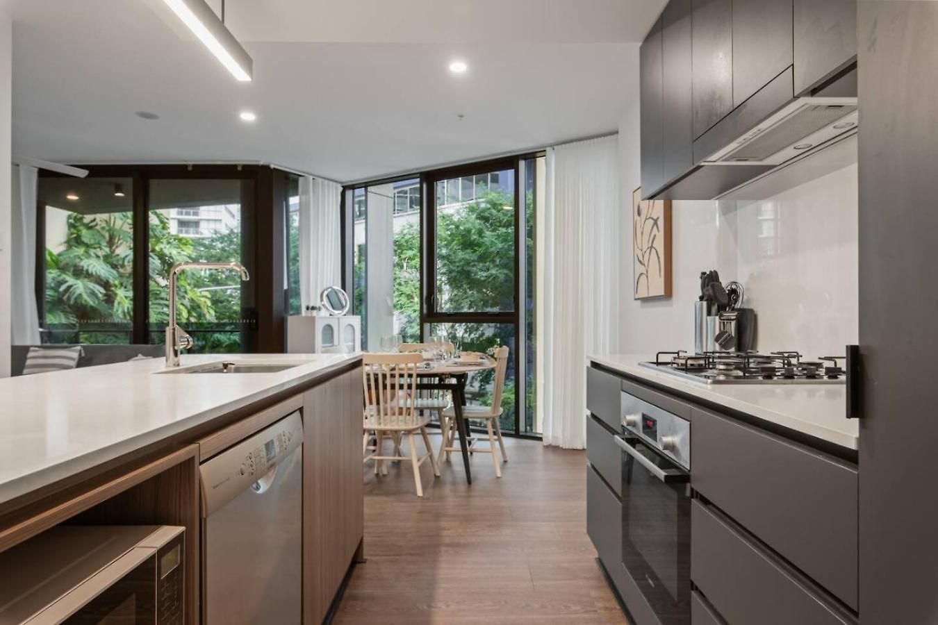 Ultimate Location Chic 2br Rooftop Pool N Parking Apartment