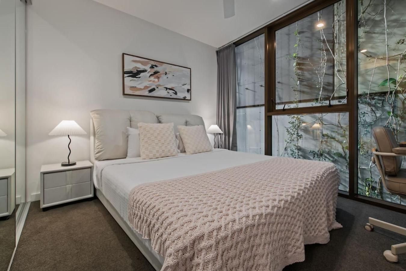 Ultimate Location Chic 2br Rooftop Pool N Parking *