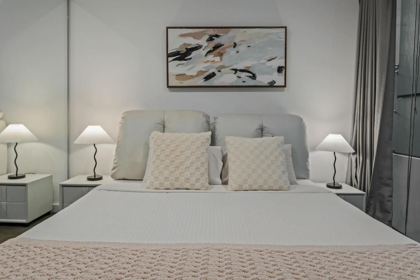 Ultimate Location Chic 2br Rooftop Pool N Parking Apartment