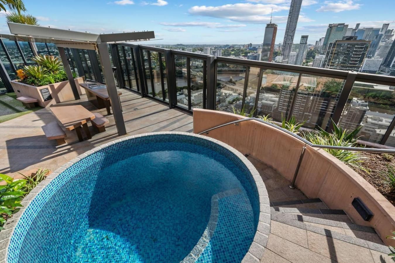Apartment Ultimate Location Chic 2br Rooftop Pool N Parking