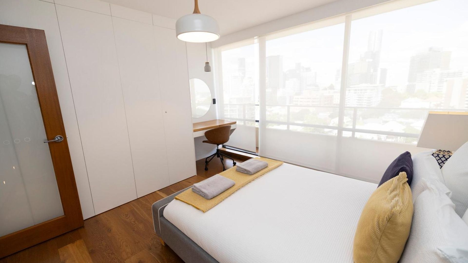 Luxury 2br - Skyline Views - Free Parking Apartment *