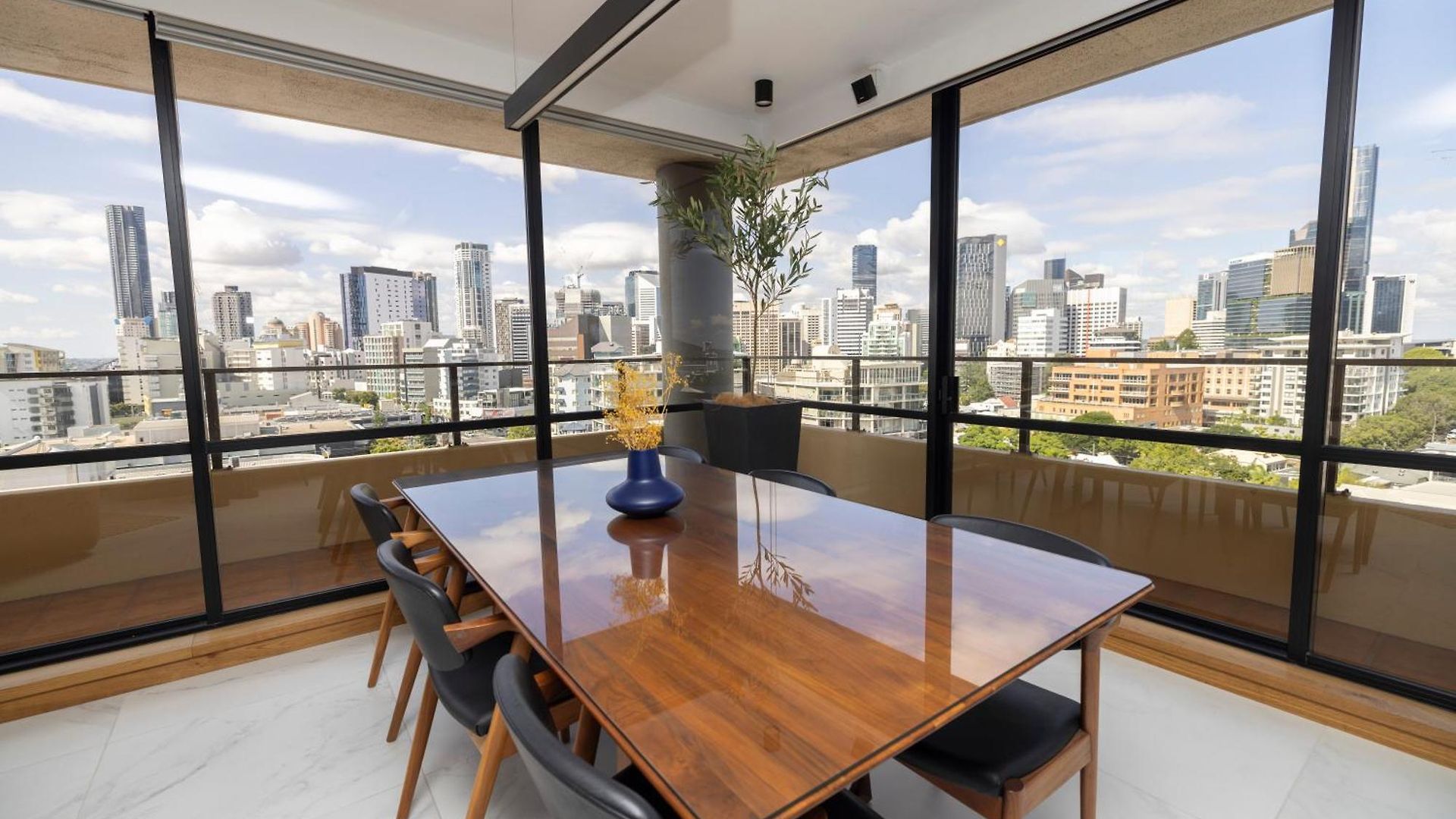 Apartment Luxury 2br - Skyline Views - Free Parking