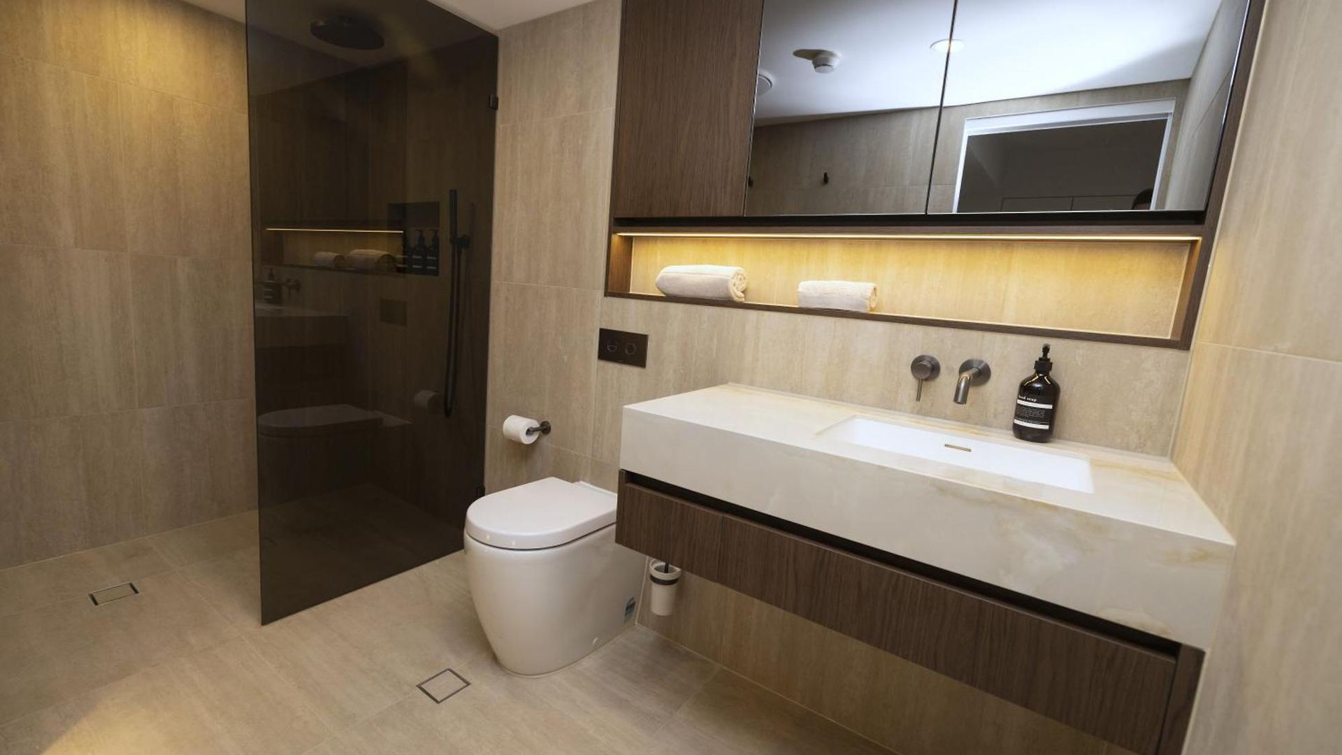 Luxury 3br- Skyhome Penthouse- Free Parking Apartment *