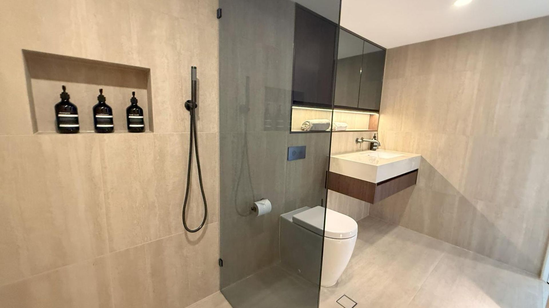 Luxury 3br- Skyhome Penthouse- Free Parking