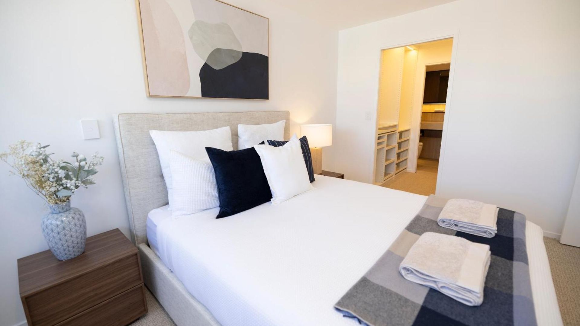 Luxury 3br- Skyhome Penthouse- Free Parking Apartment