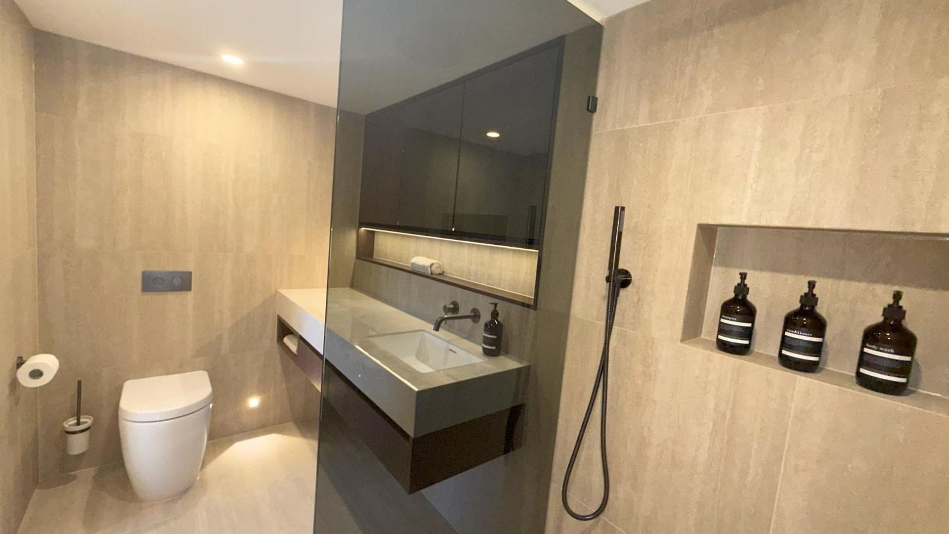 Luxury 3br- Skyhome Penthouse- Free Parking Apartment *