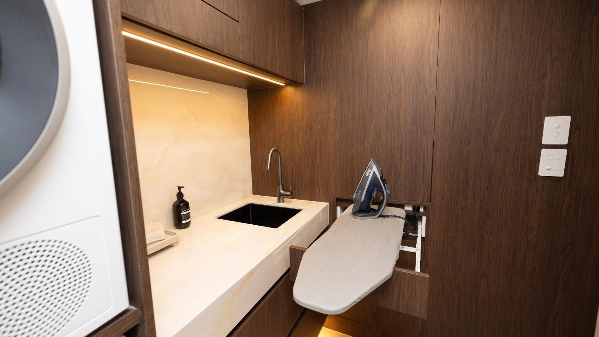 Luxury 3br- Skyhome Penthouse- Free Parking Apartment
