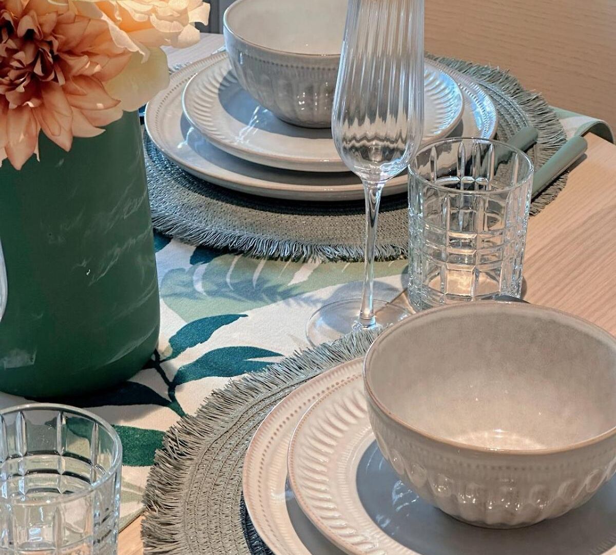 Boho Retreat - Walk To Gabba Stadium - Free Parking Apartment *