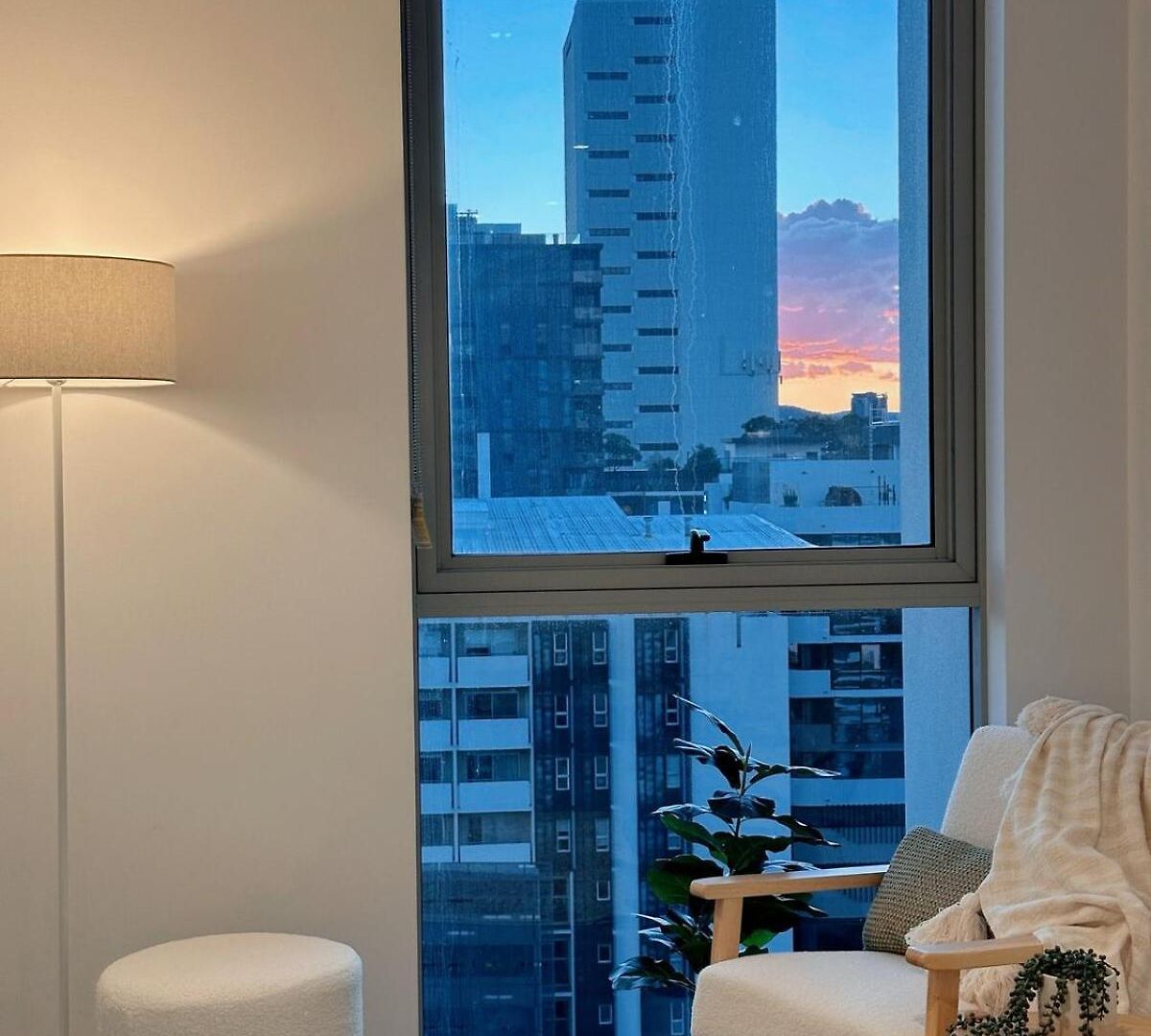 Boho Retreat - Walk To Gabba Stadium - Free Parking Apartment *