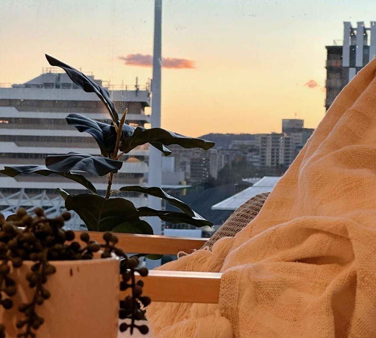 Boho Retreat - Walk To Gabba Stadium - Free Parking Apartment *