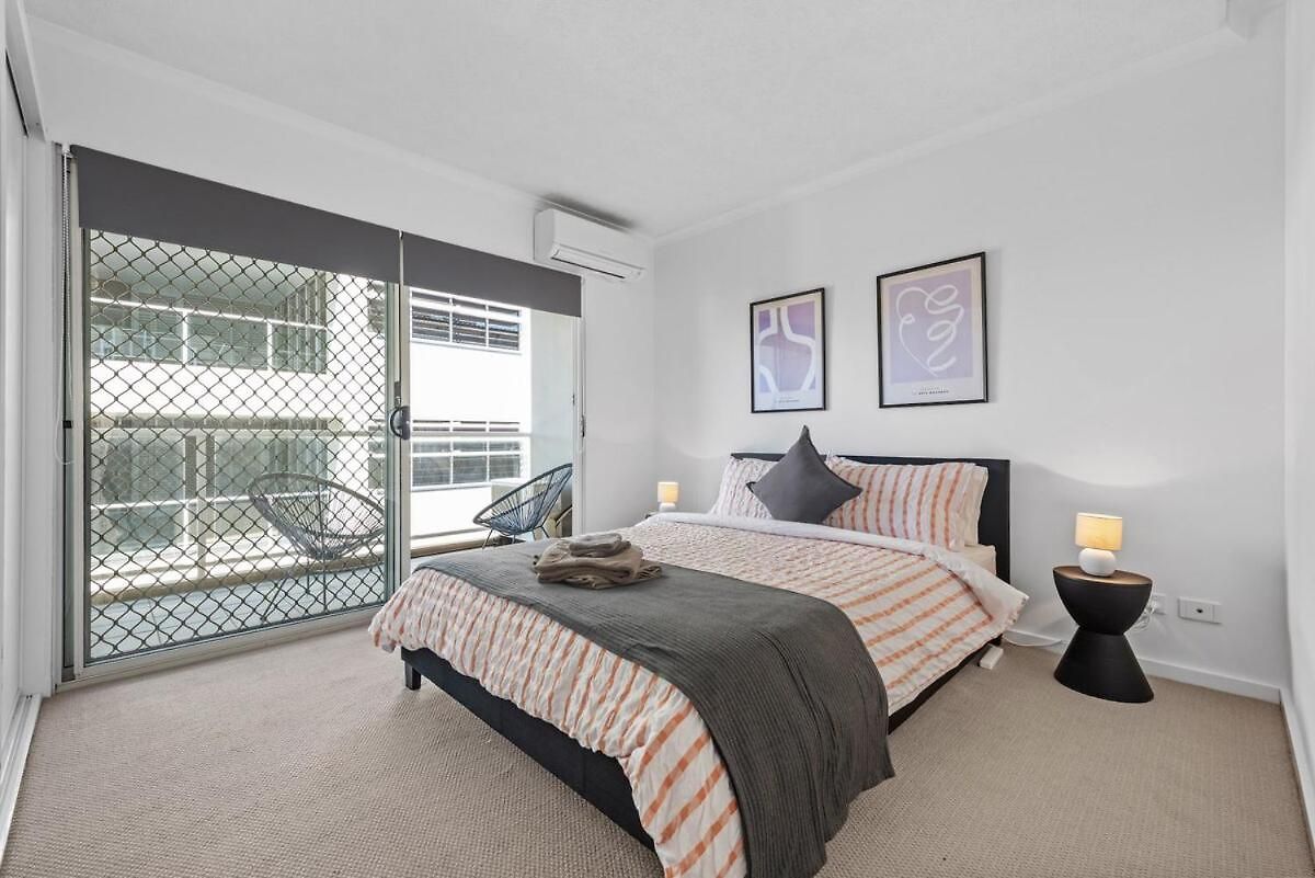 Hipster Loft - 1bed-study-1bath-balconies-1car Brisbane
