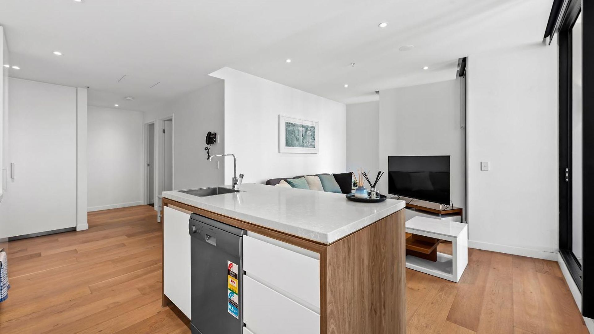 Stylish 2br With Huge Gym, Infinity Pool And Parking *