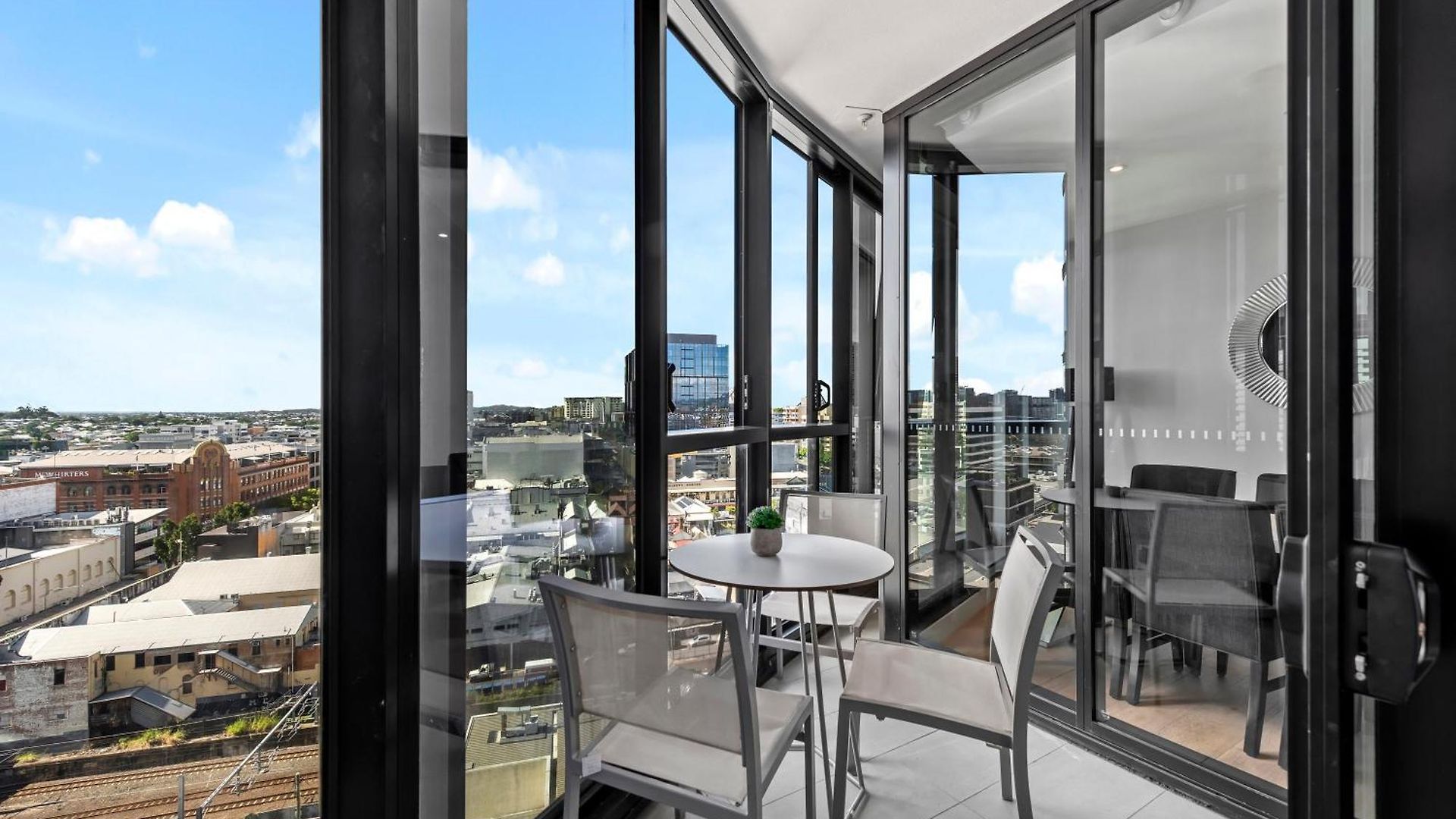 Stylish 2br With Huge Gym, Infinity Pool And Parking Brisbane