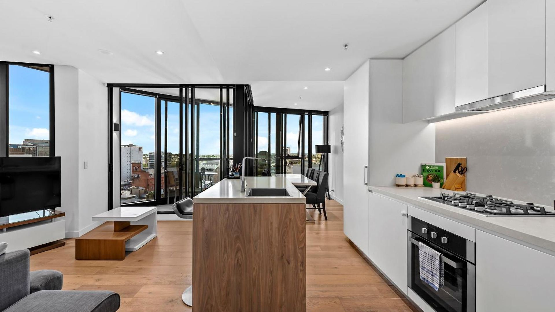 Stylish 2br With Huge Gym, Infinity Pool And Parking Apartment Brisbane