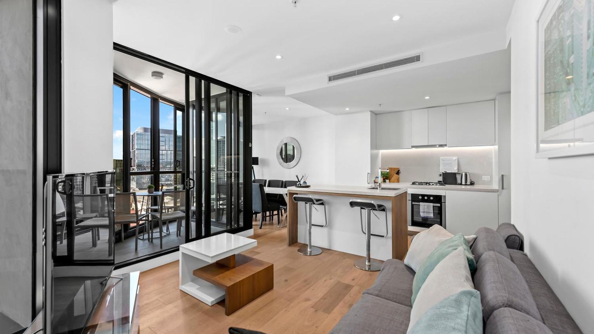 Stylish 2br With Huge Gym, Infinity Pool And Parking Brisbane