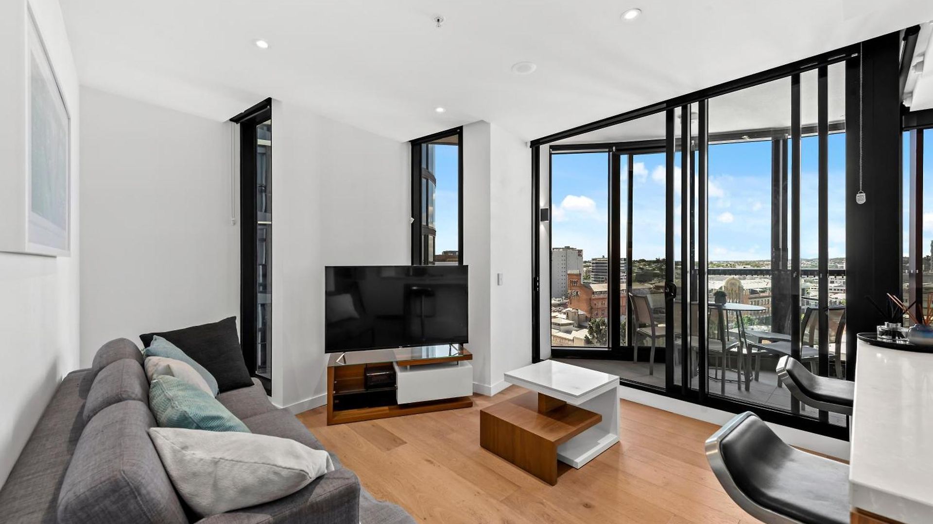 Stylish 2br With Huge Gym, Infinity Pool And Parking * Brisbane