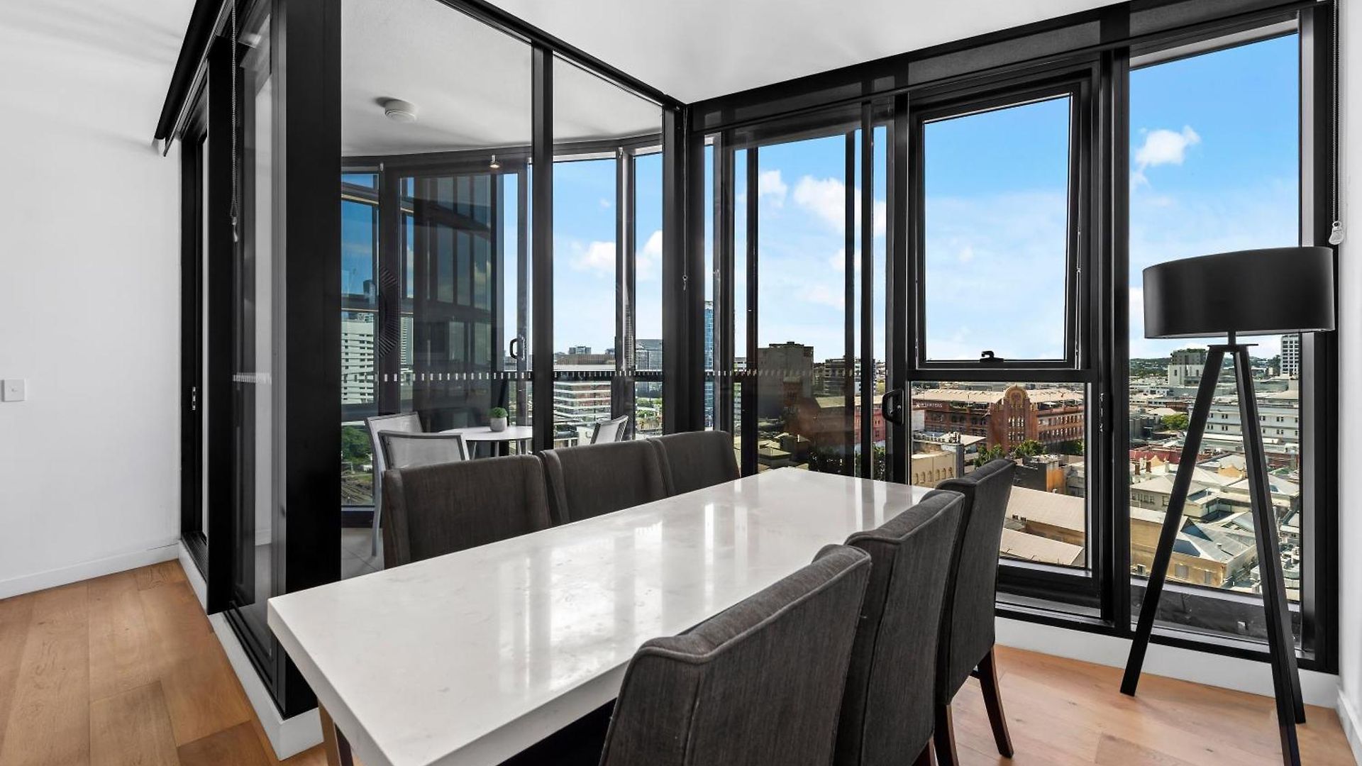 Stylish 2br With Huge Gym, Infinity Pool And Parking * Brisbane