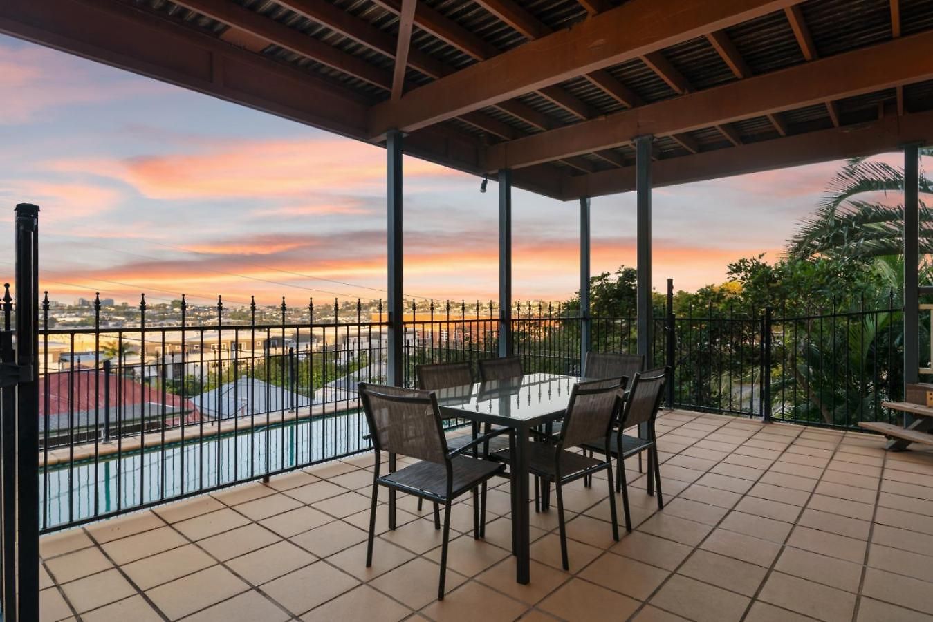 A/c Throughout In Brisbane's Trendiest Suburb * Brisbane