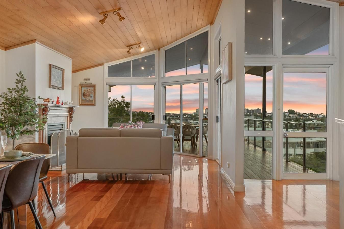 A/c Throughout In Brisbane's Trendiest Suburb Holiday home
