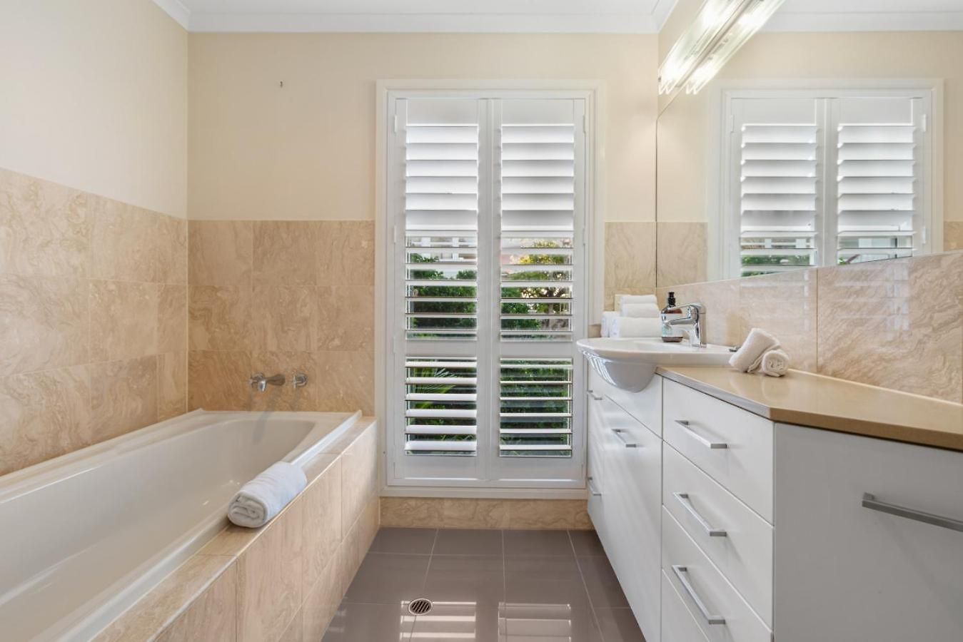 A/c Throughout In Brisbane's Trendiest Suburb Brisbane