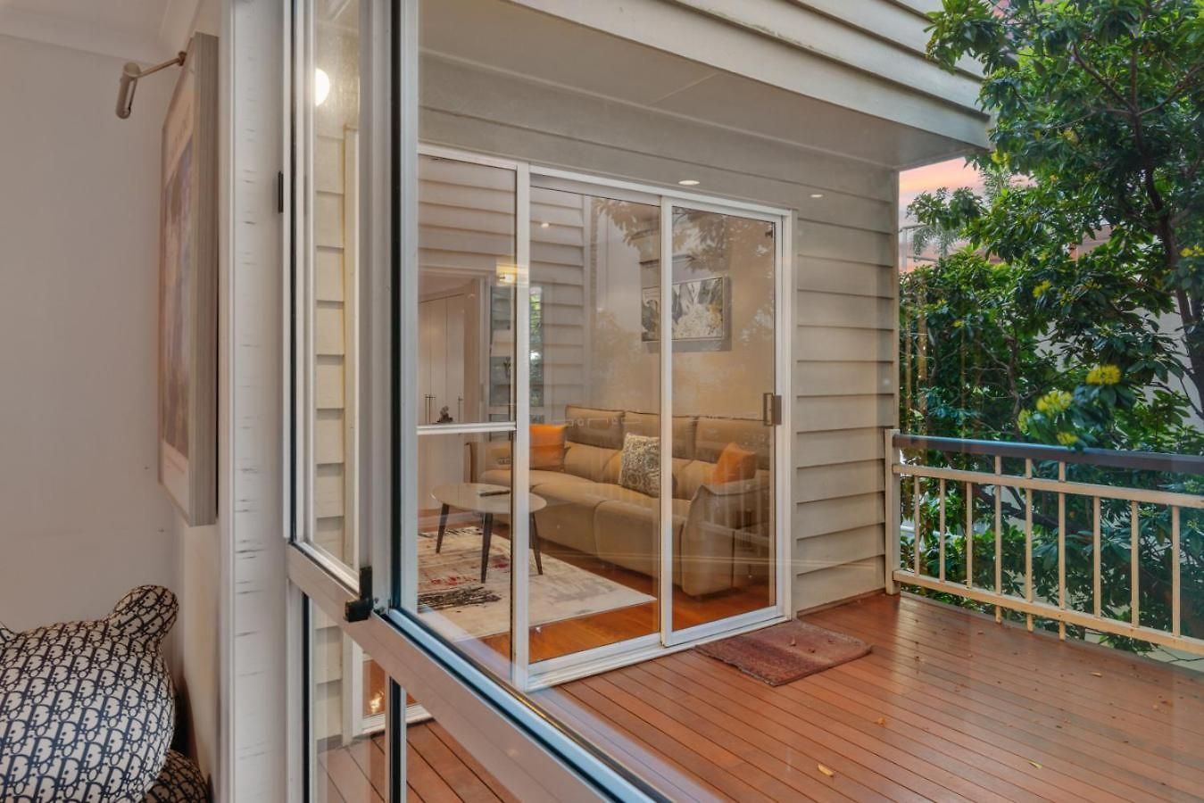 A/c Throughout In Brisbane's Trendiest Suburb Brisbane